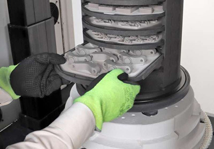 小型モデルは高純度グラファイト製のレトルト棚板に並べて脱脂・焼結